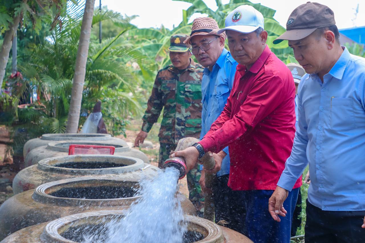 អភិបាលខេត្តបន្ទាយមានជ័យ ដឹកនាំរថយន្តពន្លត់អគ្គីភ័យ ដឹកទឹកជូនប្រជាពលរដ្ឋដែលខ្វះខាតទឹកនៅក្នុងឃុំឫស្សីក្រោកចំនួន៤ភូមិ