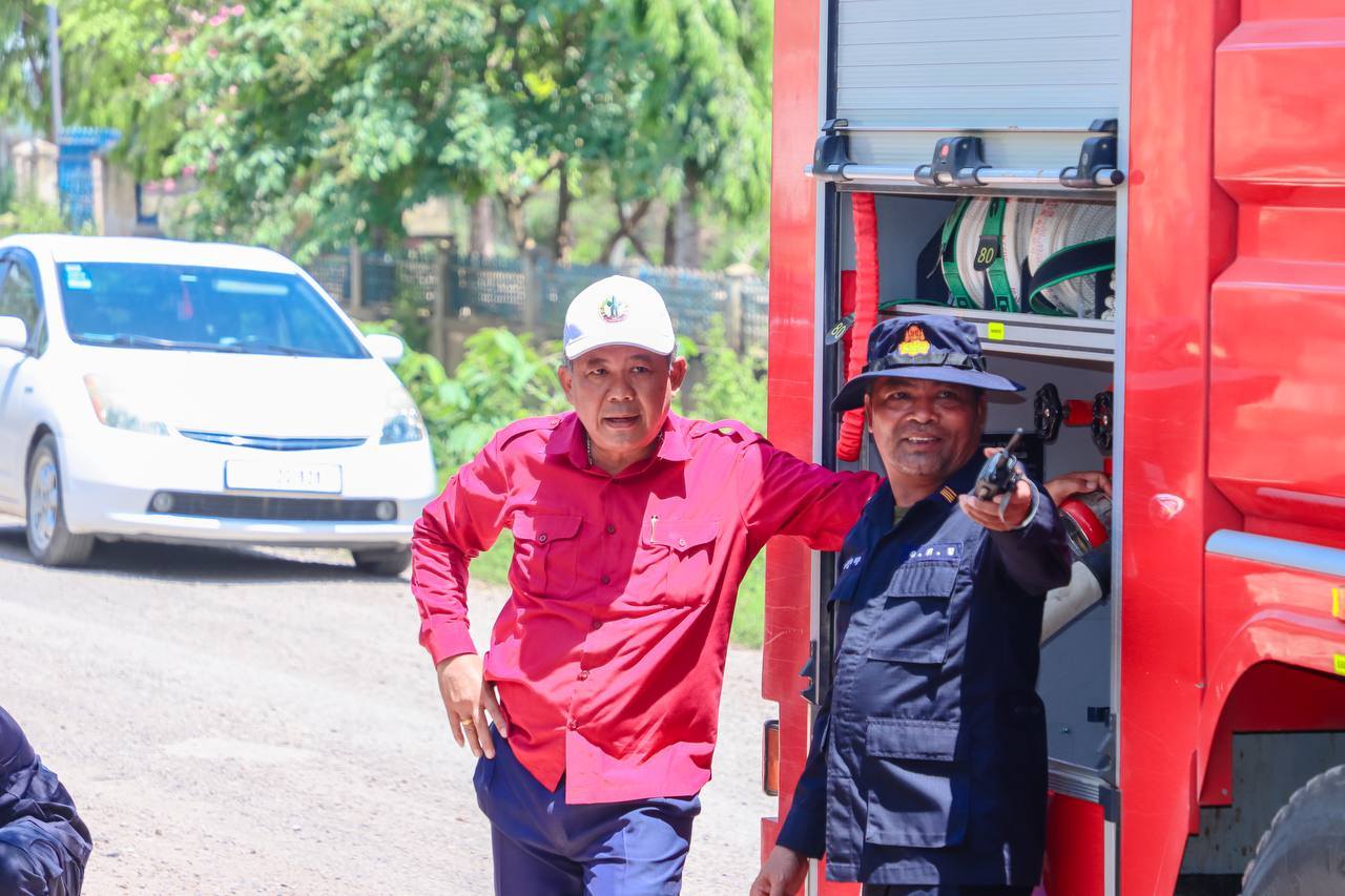 អភិបាលខេត្តបន្ទាយមានជ័យ ដឹកនាំរថយន្តពន្លត់អគ្គីភ័យ ដឹកទឹកជូនប្រជាពលរដ្ឋដែលខ្វះខាតទឹកនៅក្នុងឃុំឫស្សីក្រោកចំនួន៤ភូមិ