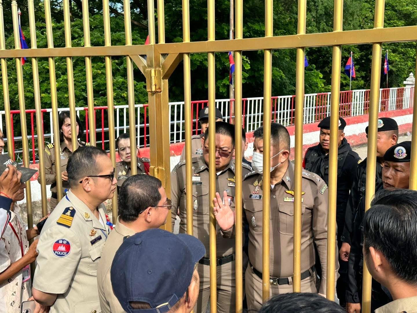 ច្រកព្រំដែនប៉ោយប៉ែតស្ទះ ខណៈថៃកែសម្រួលម៉ោងដោយឯកតោភាគី